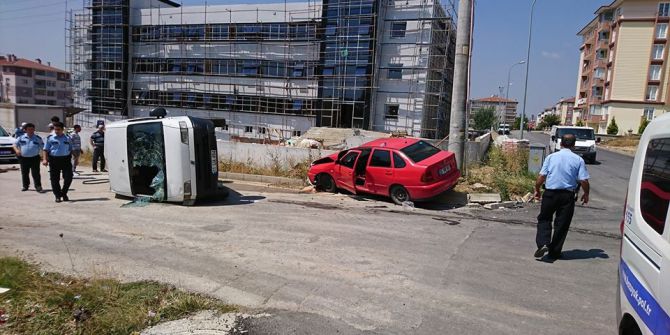 Kamyonet ile otomobil çarpıştı; 4 yaralı