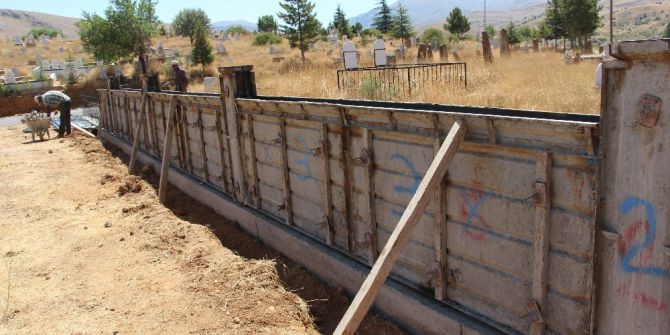 Mezarlık Duvar Yapım Çalışmaları Devam Ediyor