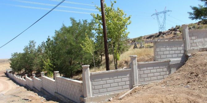 Develi’de mezar duvarı yapım çalışmaları