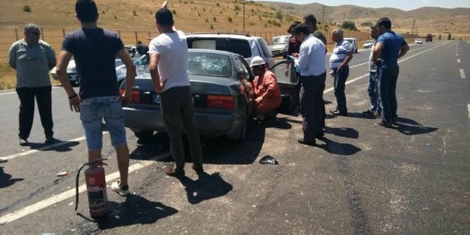 Sivas’ta iki otomobil çarpıştı: 10 yaralı