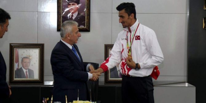 Vali Kamçı başarılı sporcuları ödüllendirdi