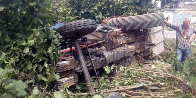 Devrilen traktörün altında kalan sürücü ağır yaralandı