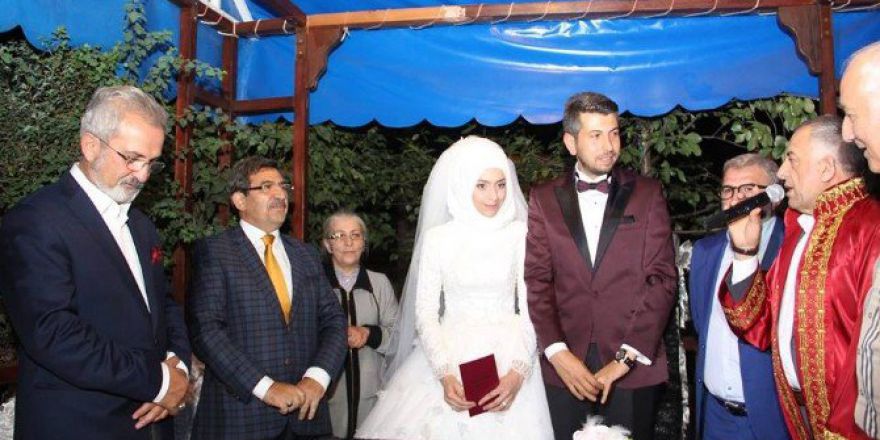 Eski Bakan Güllüce Erzurum’da Nikah Şahidi Oldu