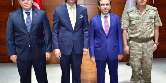 Vali Erin Diyarbakır’a atanan Şanlıurfalı valiyle bir araya geldi
