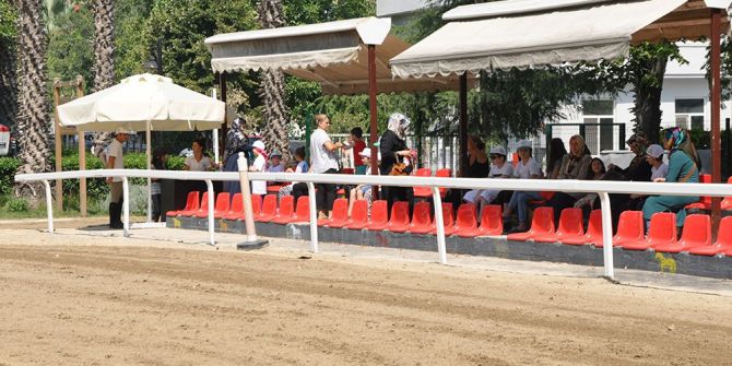 Engelli çocuklar at binerek hem eğleniyor hem de tedavi oluyor