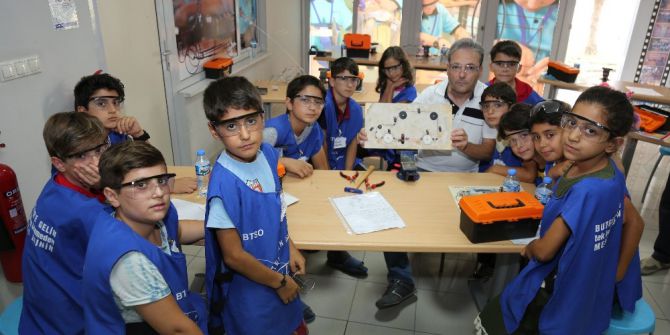 Çocuklar telden araba ve robot yaptı