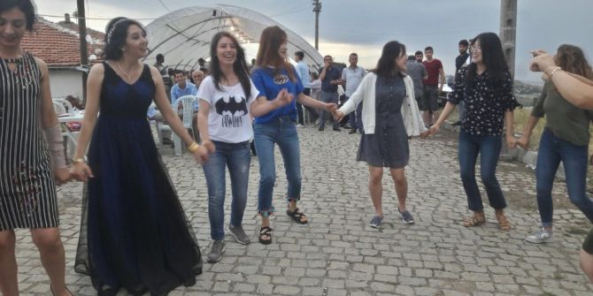 Sungurlu’da düğüne katılan Güney Koreli öğrenciler halay çekti