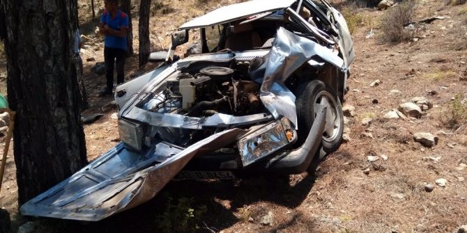 Otomobil uçuruma yuvarlandı: 1 ölü, 1 yaralı