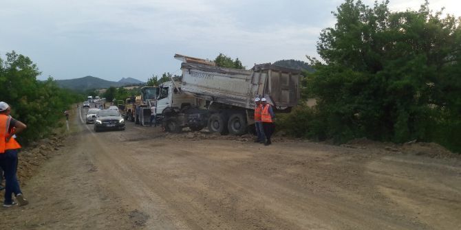 Hanönü ’de kum yüklü kamyon devrildi: 1 yaralı