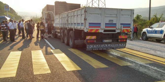 Lastikleri ısınan kamyon duramayınca 3 araca çarptı