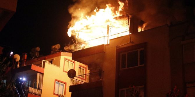 Evde yalnız bırakılan çocuk oyuncakla evi yaktı