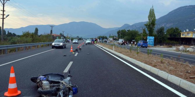 Otomobil ile çarpışan motosikletli hayatını kaybetti
