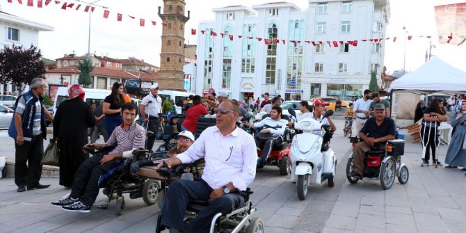 Yozgat’ta engelliler akülü araçlarıyla yarıştı