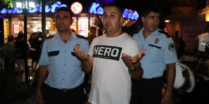 ‘Hero’ tişörtü giyen bir kişi yemek yediği sırada gözaltına alındı