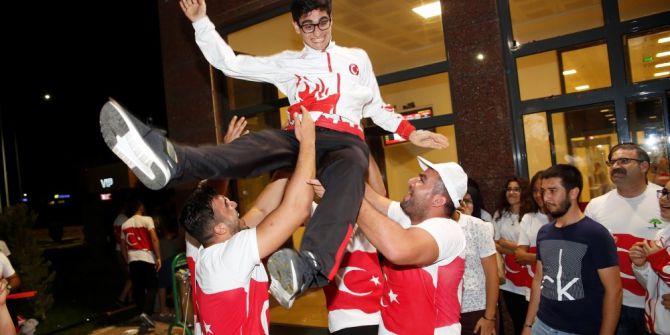 Dünya şampiyonuna havalimanında davullu zurnalı karşılama