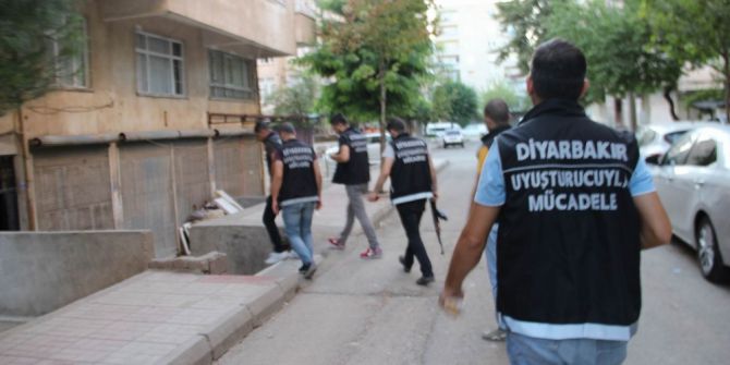 Diyarbakır’da uyuşturucu tacirlerine şafak operasyonu: 5 gözaltı