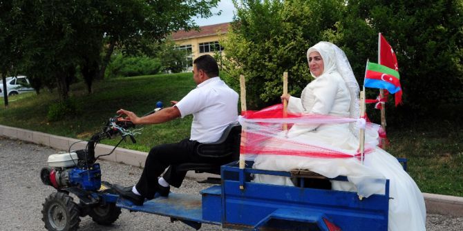 Türk damat, Azeri gelini gelin arabası yaptığı patpat ile nikaha götürdü