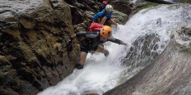 40 derece sıcaktan kaçıp kendilerini şelaleye attılar