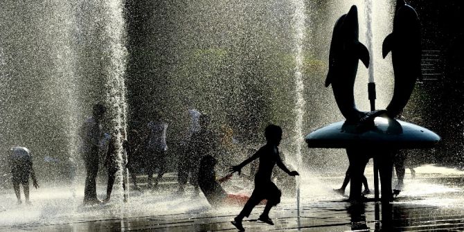 Sıcaktan bunalan çocuklar fıskiyelerde serinledi