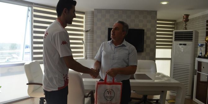 Erzurum Gençlik Hizmetleri ve Spor İl Müdürü Taşkesenligil, şampiyonları ödüllendirdi