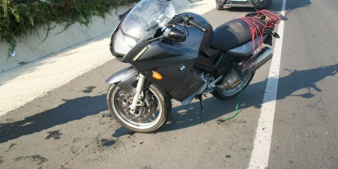 Otomobile çarpan motosikletli yaralandı