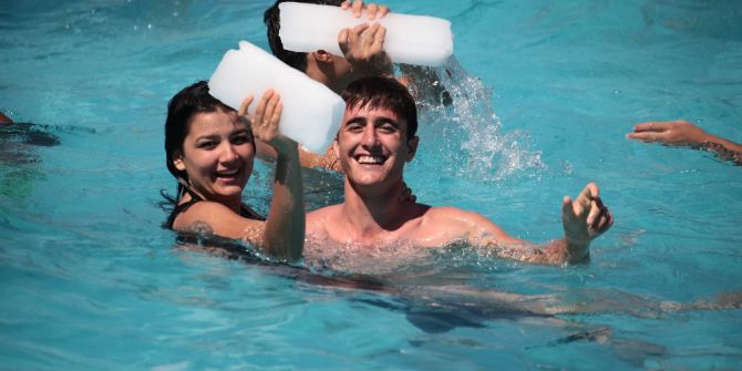 Havuzda buz ve itfaiye hortumuyla serinliyorlar