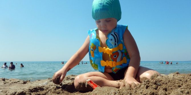 Konaklı çocuklar tatilde bol bol yüzüyor