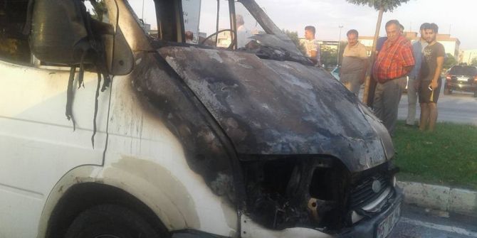 Minibüs seyir halindeyken alev alev yandı