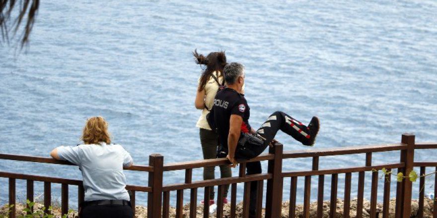 Polisin Uzattığı Elle Ölümden Döndü