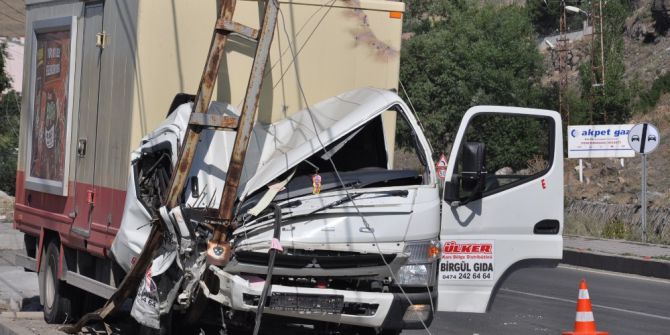 Kamyon yüksek gelirim hattı direğine çarptı