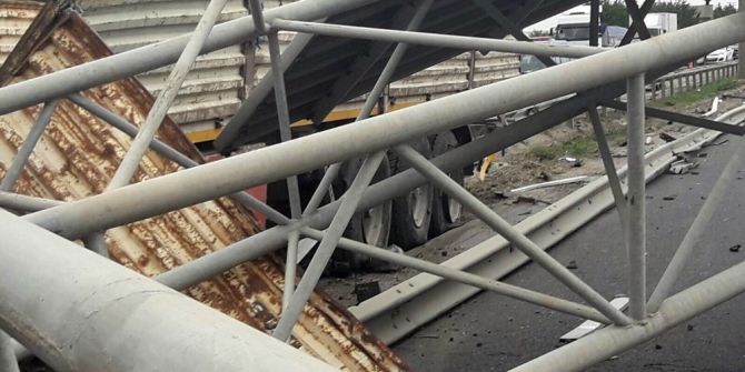 TEM Otoyolu’ndaki tır kazasında araç sürücüsü hayatını kaybetti