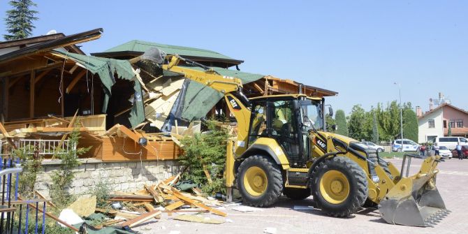 Meram’da kaçak yapılar yıkılıyor