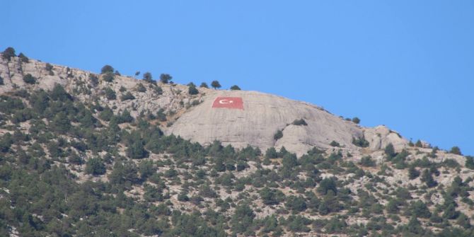 Hopka Dağı’na dev Türk Bayrağı