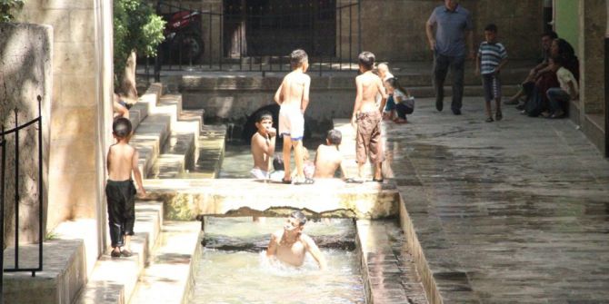 Şanlıurfalılar 45 dereceyi aşan sıcakta serinlemek için her yolu deniyor