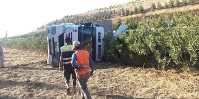 Bariyerlere çarpan kamyon yan yattı