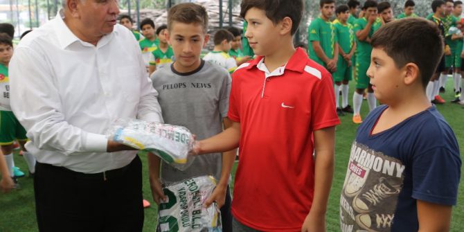Erdemli Belediyesi’nden minik sporculara malzeme desteği