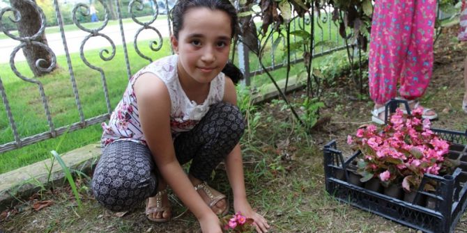 Minik eller, okul ve cami bahçelerini süsledi