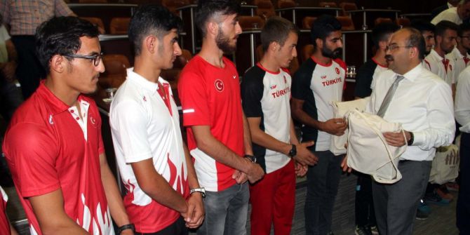 Vali Ustaoğlu’ndan milli sporculara ödül