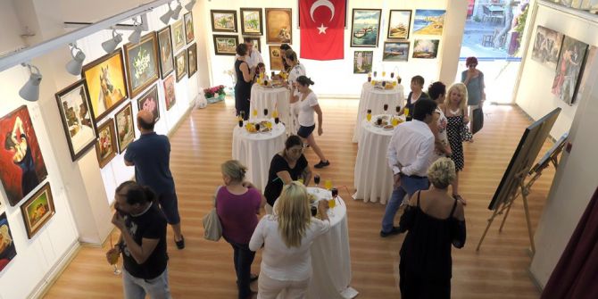 Ressam Çakıroğlu, Foça’da sergi açtı