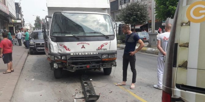 Kamyonet park halindeki 2 araca çarptı