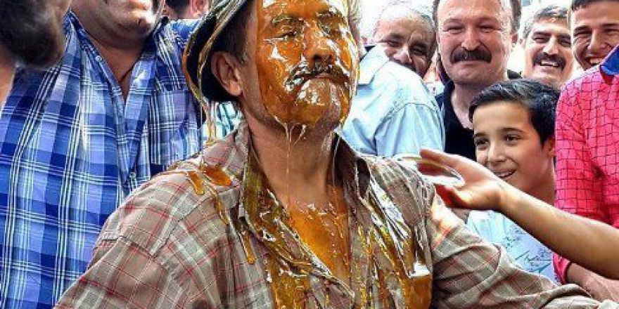 15 Dakikada 2 Kilo 300 Gram Bal Yedi