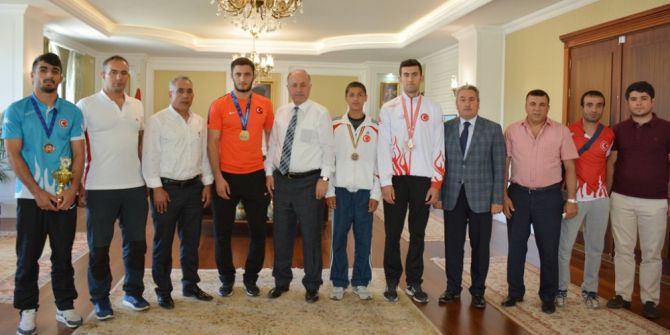 Vali Azizoğlu, başarılı sporcuları ödüllendirdi