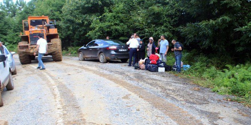 Heyelan Yüzünden Köylerine Gidemeyen Vatandaşlar Yollarının Açılmasını Bekliyor