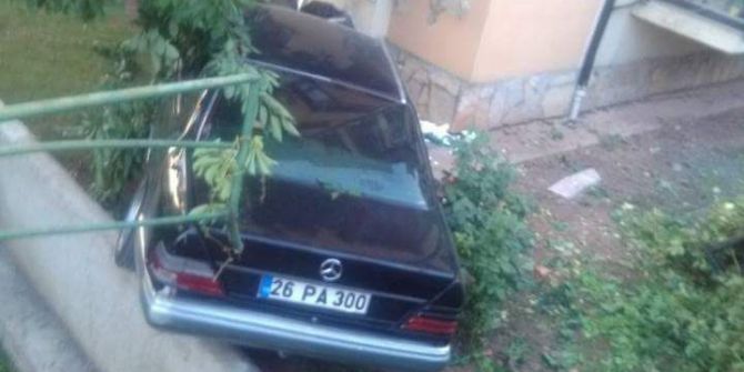 Hızını alamayan otomobil bahçeye uçtu
