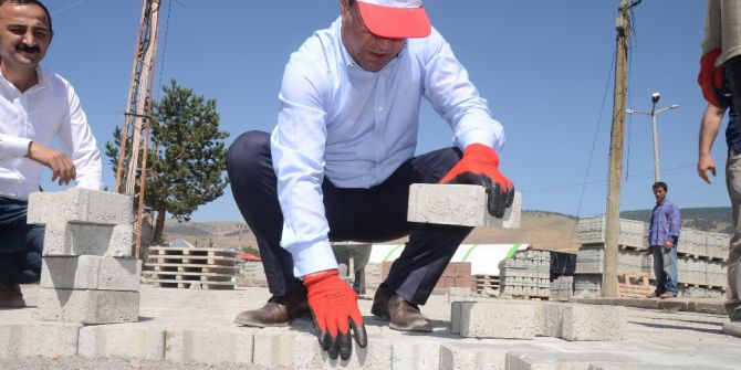 Sarıkamış’ta, yollar kilit parke taşıyla döşeniyor