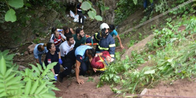 Fındık işçilerini taşıyan minibüs şarampole yuvarlandı: 2’si ağır 17 yaralı