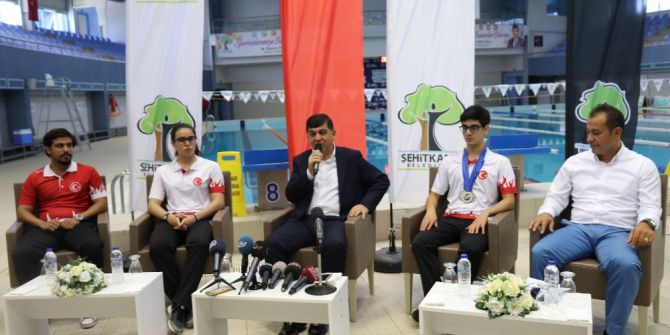 Şampiyon sporcu basının karşısına çıktı