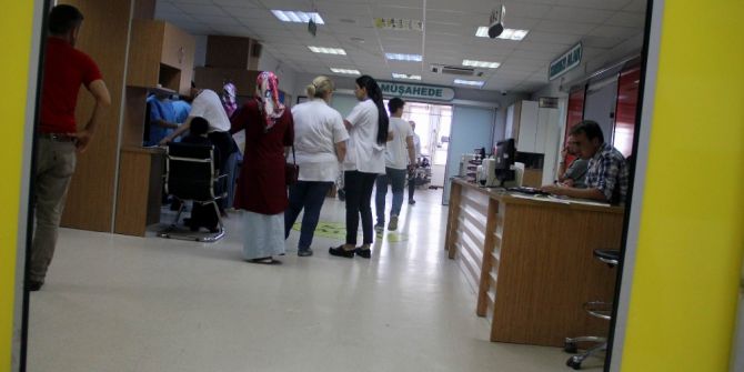 Muayene sırası alamadığı için kadın doktoru darp etti