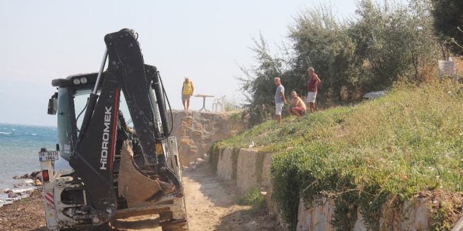 Burhaniye’de belediye deniz temizliğine aralıksız devam ediyor