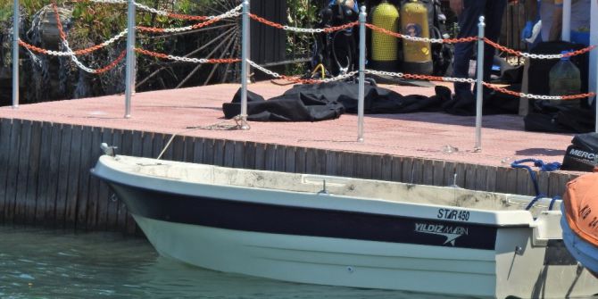 Çeşme’de bir teknede 100 paket esrar ele geçirildi